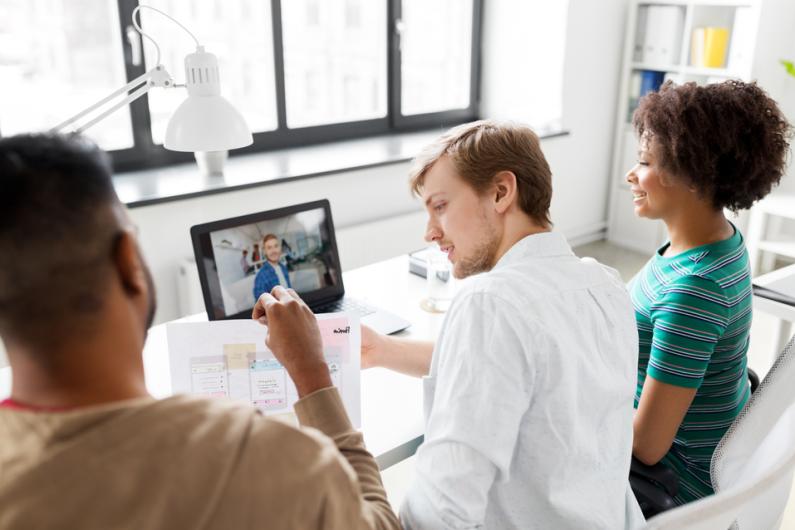Quali strumenti si adattano meglio alle videoconferenze? Quali strumenti si adattano meglio alle videoconferenze